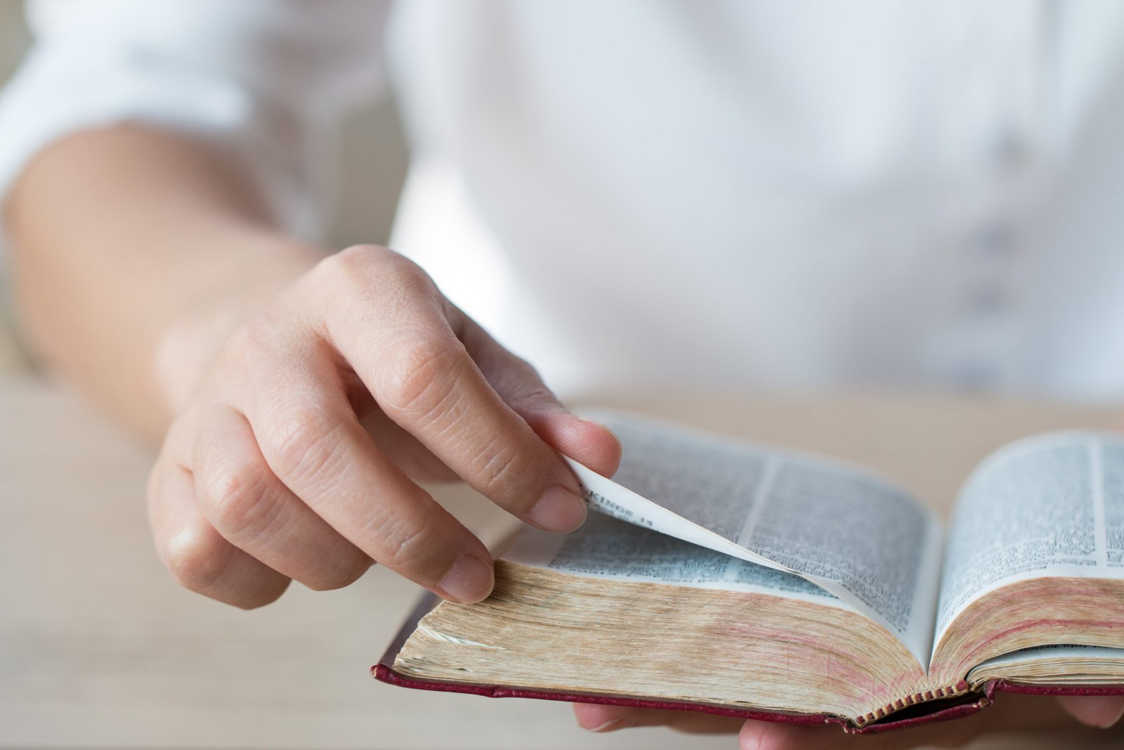 mujer leyendo la biblia